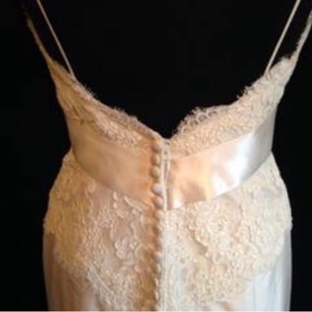 Beautiful silk ivory PALOMA BLANCA wedding dress size 8 Tags attached with FLAWS